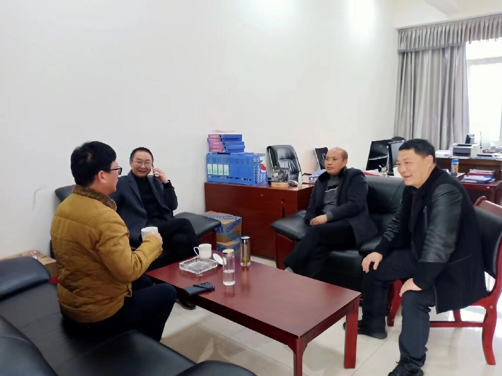 与企业管理人员座谈.jpg 与企业管理人员座谈.jpg