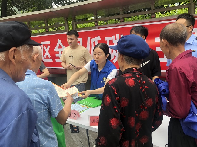 开展低碳日宣传活动2.jpg 开展低碳日宣传活动2.jpg