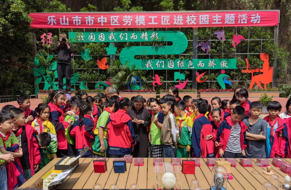 学生围观.jpg 学生围观.jpg