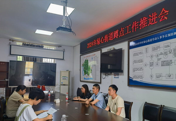 蹲点照片1.jpg 蹲点照片1.jpg