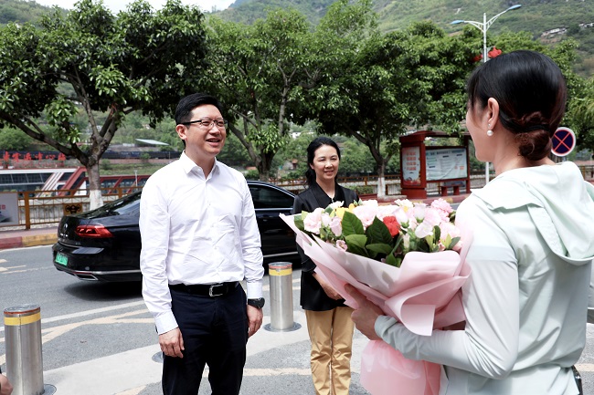 魏书记慰问教育局一些职工 - 副本.jpg