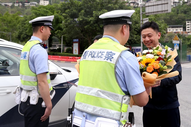 安区长慰问交警 - 副本.jpg