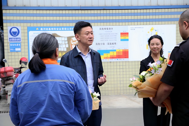 安区长慰问鑫河硅基困难职工 - 副本.jpg