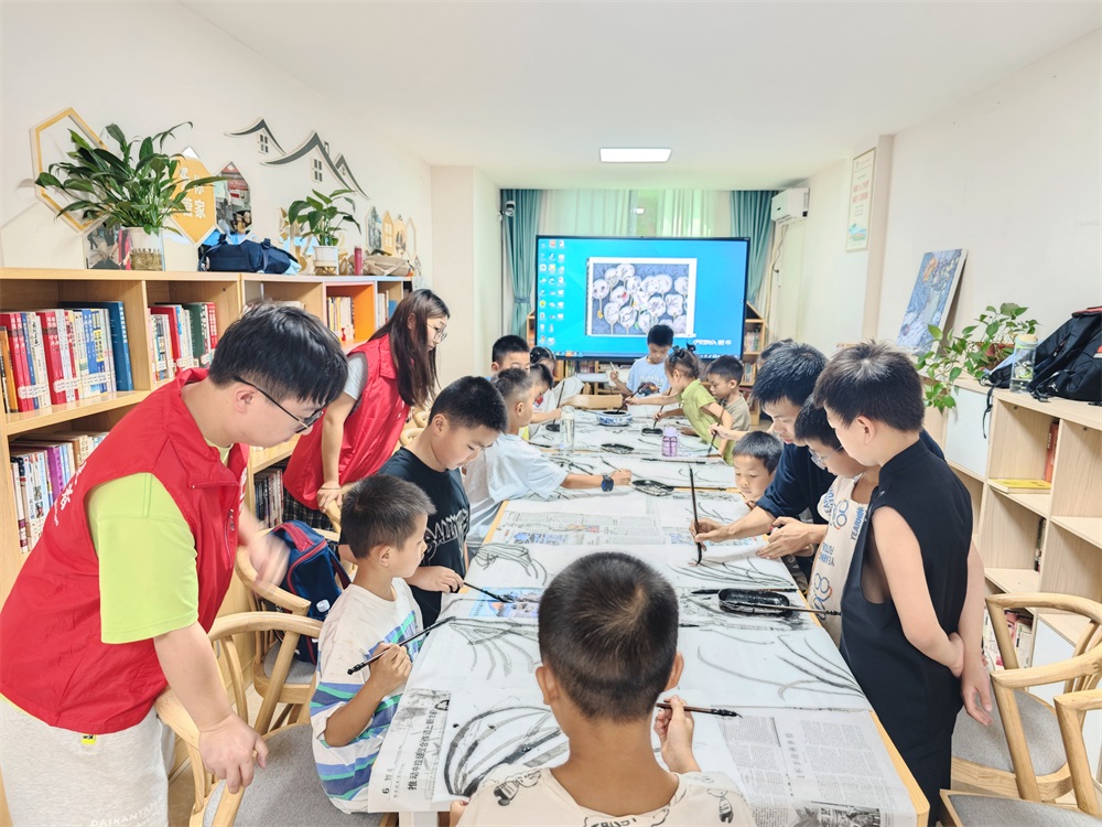 胜利街道白龙社区组织小朋友参加兴趣书画班学习——摄影官国平_看图王.jpg